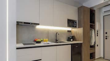 Frigobar, microondas, placa de cocina, cafetera expreso