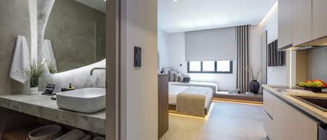 Luxury Suite, Non Smoking, Kitchen | Peti besi dalam bilik, meja, ruang kerja komputer riba, kalis bunyi