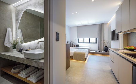 Luxury Suite, Non Smoking, Kitchen | In-room safe, desk, laptop workspace, soundproofing