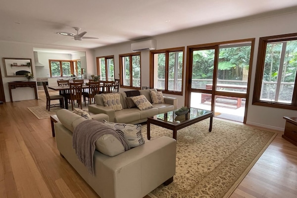 Lounge & dining area