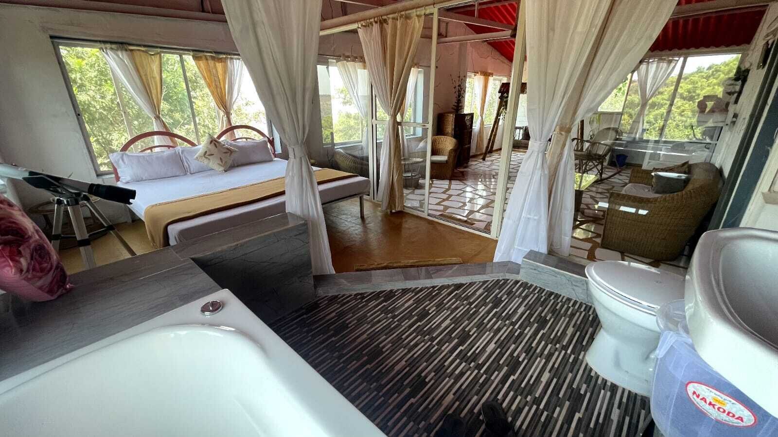 Royal vierpersoonskamer, uitzicht op park | Badkamer | Handdoeken