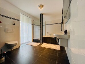 Haartrockner, Handtücher, Seife, Shampoo