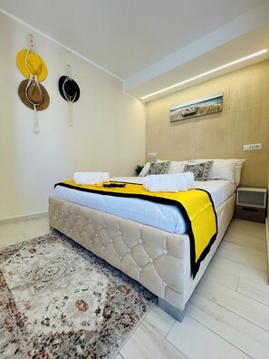 2 chambres, bureau, fer et planche à repasser, lit de bébé portatif