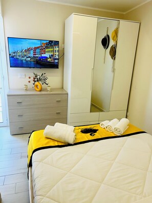 2 Schlafzimmer, Schreibtisch, Bügeleisen/Bügelbrett, Reisekinderbett