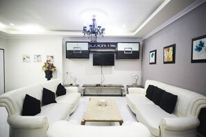 Camera Exclusive | Soggiorno | TV a schermo piatto 32 pollici con canali via cavo