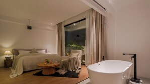 Luxury Studio Suite, Courtyard View | Desk, laptop workspace, WiFi (free) - Qizi Mountain Lodge (Dali)