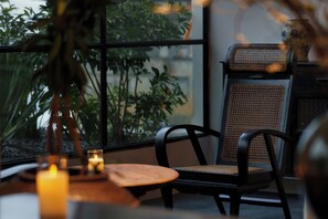 Coin salon dans le hall