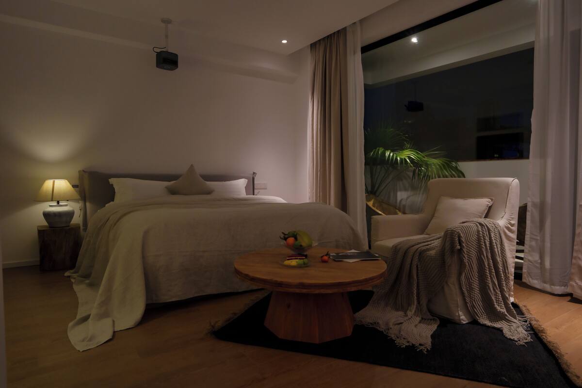 Luxury Studio Suite, Courtyard View | Desk, laptop workspace, WiFi (free)
