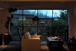 Coin salon dans le hall