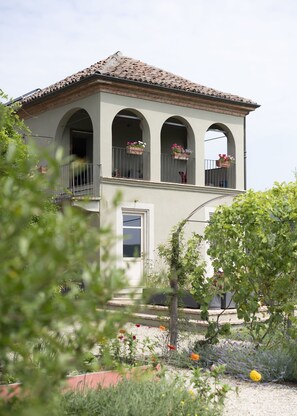 Exterior - Stunning  villa for 12 guests with private pool, WIFI, TV, terrace and panoramic view, close to ... (Santo Stefano Belbo)