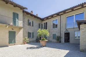 Exterior - Beautiful apartment for 4 guests with WIFI, pool and terrace, close to Alba (Monforte D'alba)
