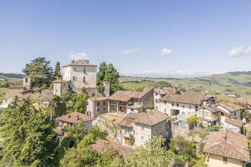 Joli appartement pour 4 personnes avec piscine, WIFI et balcon, près de Alba