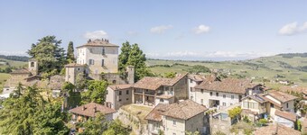 Lovely apartment for 4 people with pool, WIFI and balcony, close to Alba