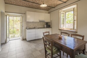 Fridge, microwave, stovetop, highchair - Cosy apartment for 4 people with pool, WIFI and balcony, close to Alba (Monforte D'alba)