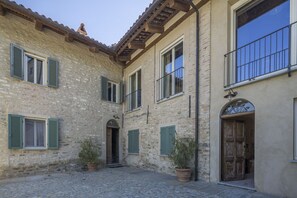 Exterior detail - Cosy apartment for 4 people with WIFI, pool, TV and balcony, close to Alba (Monforte D'alba)