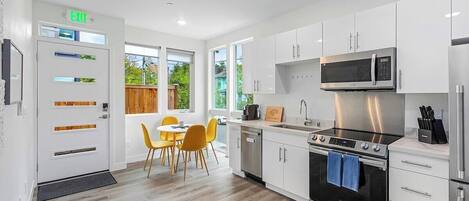 Frigorífico, microondas, horno y placa de cocina