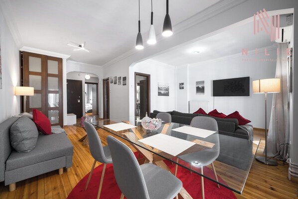 Apartamento, balcón, vistas a la ciudad | Zona de estar | Una televisión de pantalla plana