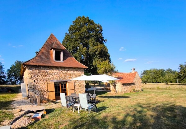 Outdoor dining - Maison Typique Périgord Noir (Savignac-de-Miremont)