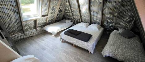 4 bedrooms, iron/ironing board, bed sheets