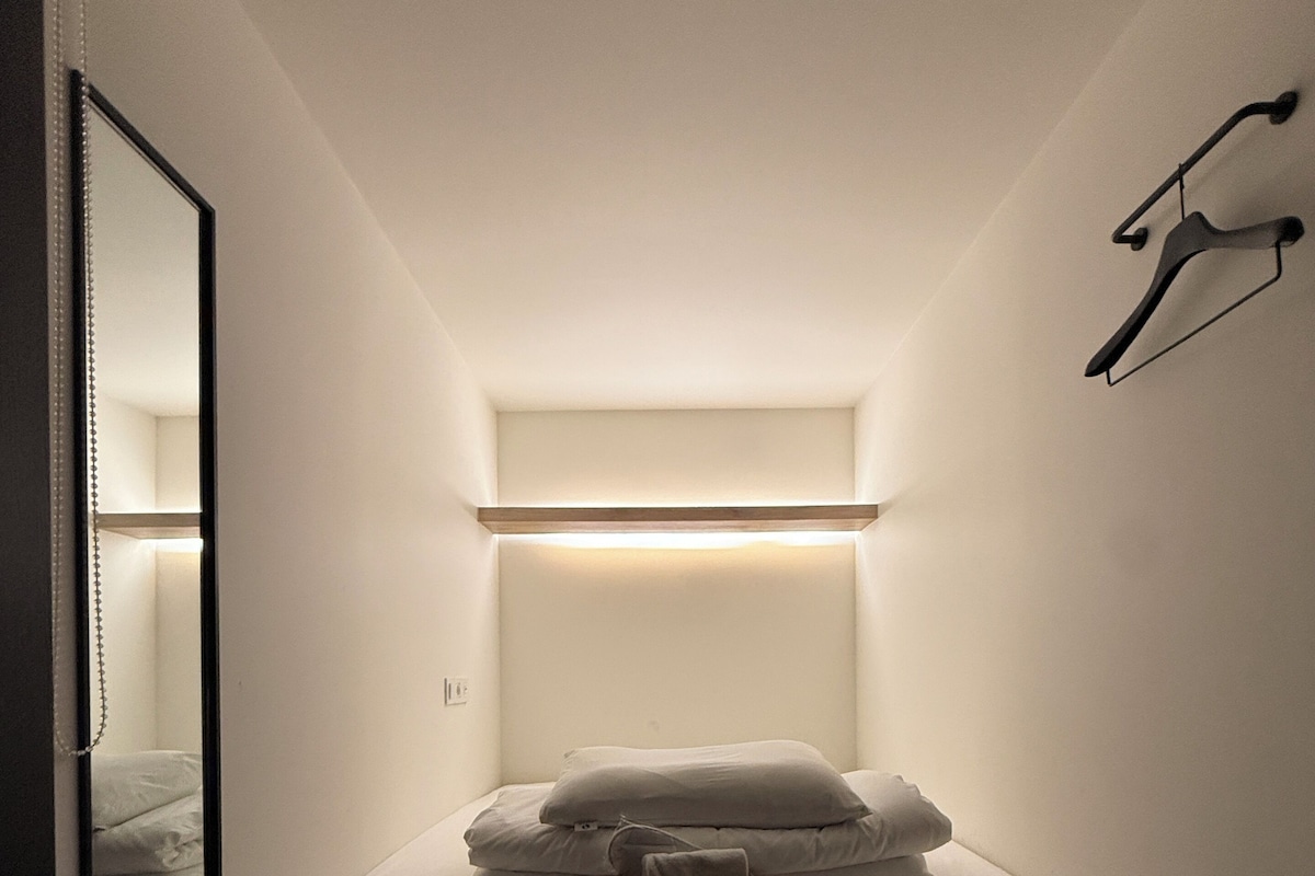 Female Only Queenbed | 메모 리폼 침대, 노트북 작업 공간, 무료 WiFi