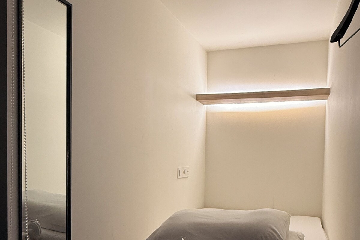 Female Only Side Singlebed | 메모리폼 침대, 노트북 작업 공간, 무료 WiFi