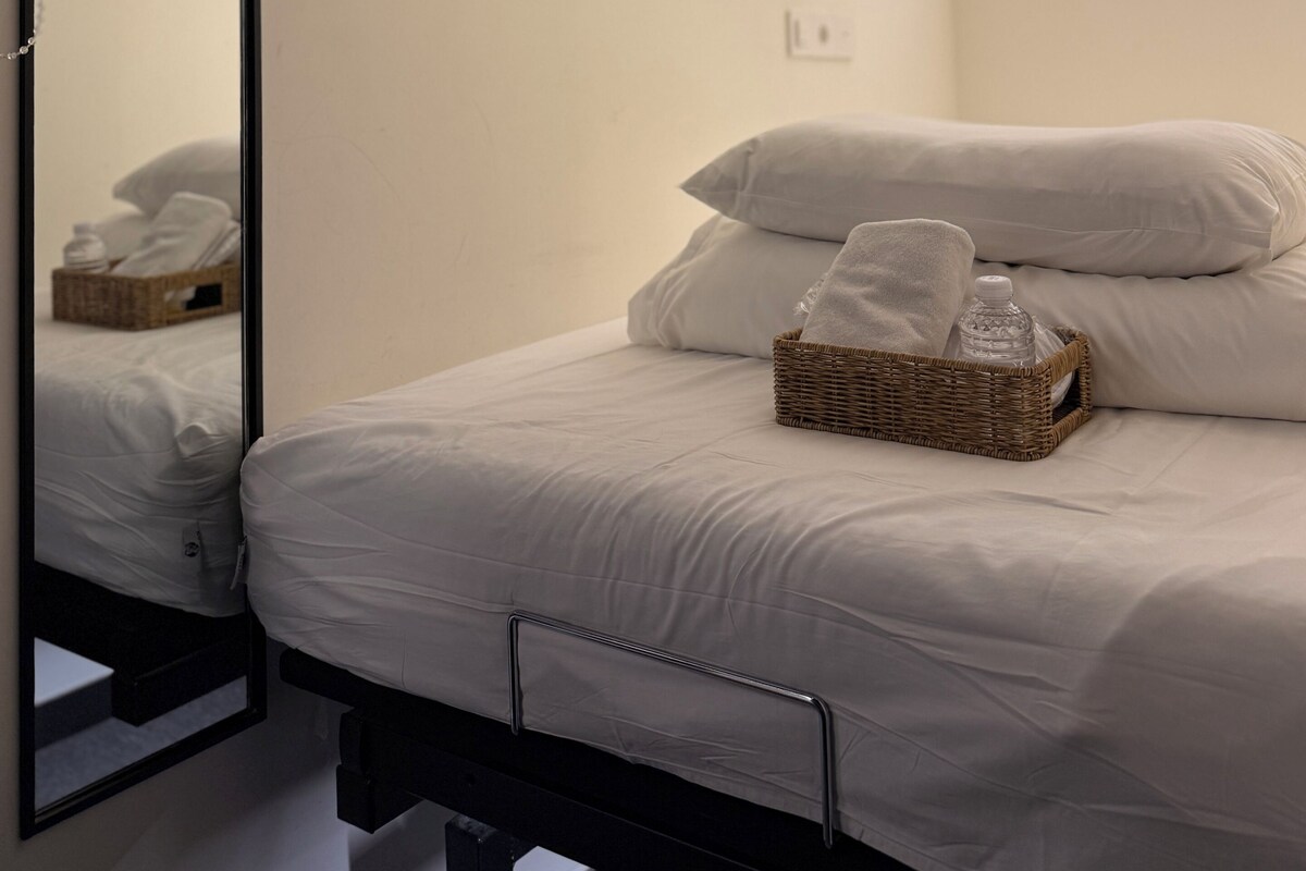 Female Only Economy Singlebed | 메모리폼 침대, 노트북 작업 공간, 무료 WiFi