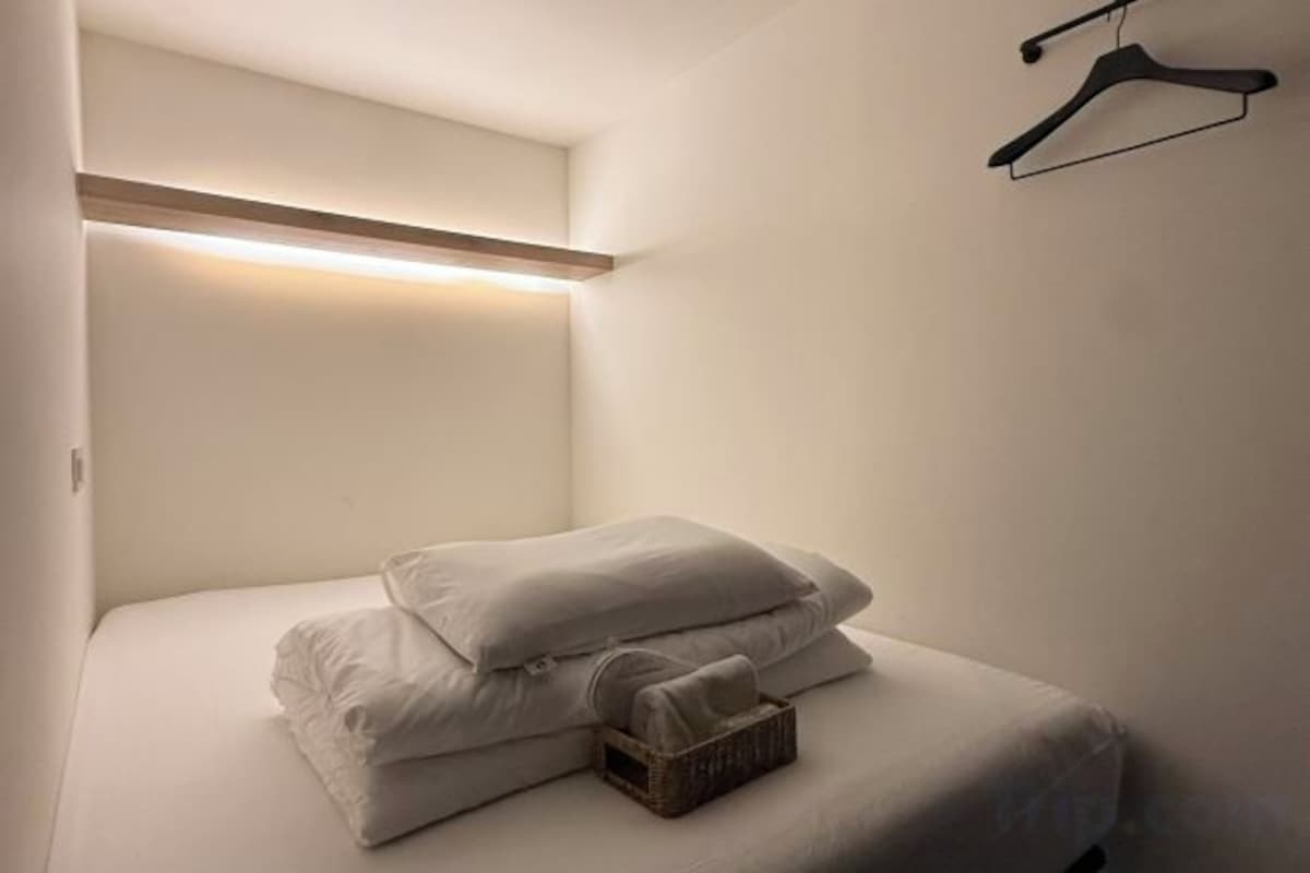 Memory foam beds, laptop workspace, WiFi (free)