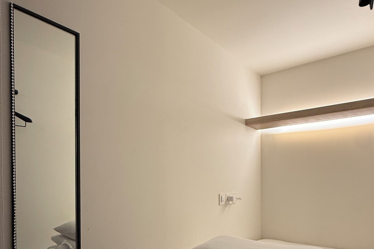 Female Only Center Singlebed | 메모리폼 침대, 노트북 작업 공간, 무료 WiFi