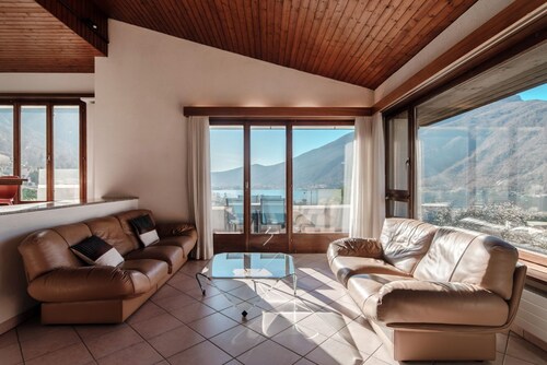 Flat in the Gulf of Melano (Miralago)