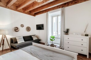 Tabla de planchar con plancha, wifi gratis y ropa de cama