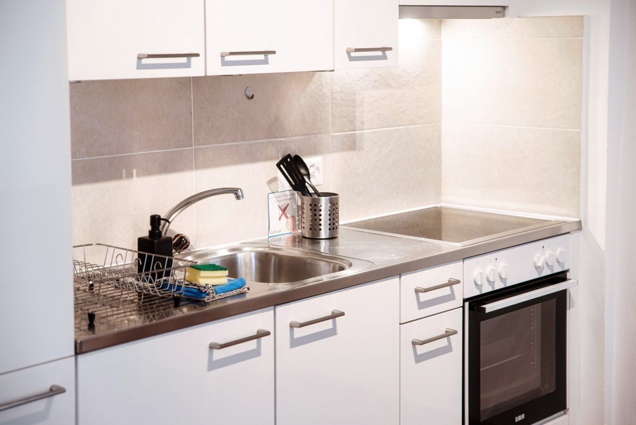 Een koelkast, een microgolfoven, een oven, een kookplaat