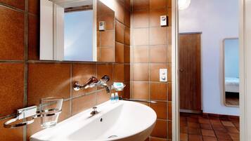 Doccia, asciugacapelli, asciugamani, sapone