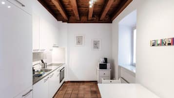 Fridge, microwave, oven, coffee/tea maker