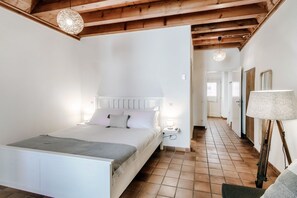 Tabla de planchar con plancha, wifi gratis y ropa de cama