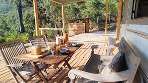 Outdoor dining - Eco Farm Private Glamping Silence and Great View (Monchique)