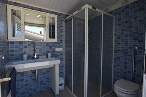 Dusch, hårtork, bidé och handdukar