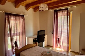 2 chambres, fer et planche à repasser, Wi-Fi gratuit, draps fournis