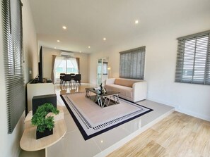 Living area - Charming 3-bedroom house in PHUKET (Tambon Pa Klok)