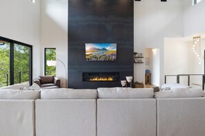 Smart-TV og peis