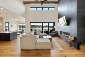 Smart-TV, Kamin, Stereoanlage