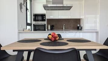 Mikrobølgeovn, ovn, kokeplater og oppvaskmaskin