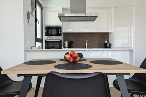 Micro-ondes, four, plaque de cuisson, lave-vaisselle