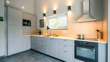 Jääkaappi, mikroaaltouuni, liesi, astianpesukone