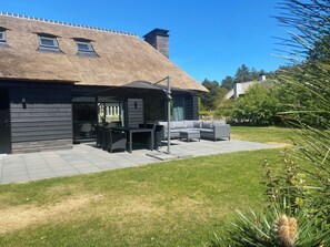 Outdoor dining - Villa Sea is a luxus 6p Holidayhome on Ameland (Ballum)