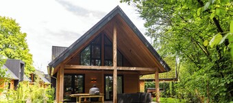 Forest charm for six – 3 bedrooms with en-suites and a cozy, spacious vibe.