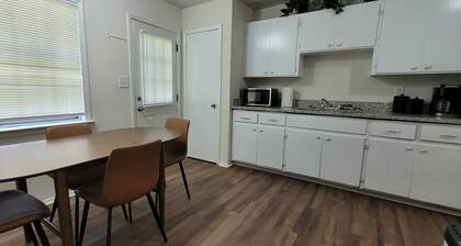 3BR Near Airport | Fast WiFi | Pet Friendly