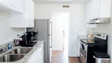 雪櫃、微波爐、焗爐、爐具