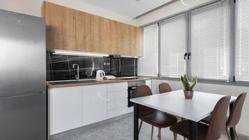 Superior-Apartment, 1 Schlafzimmer, Balkon, Stadtblick | Esszimmer