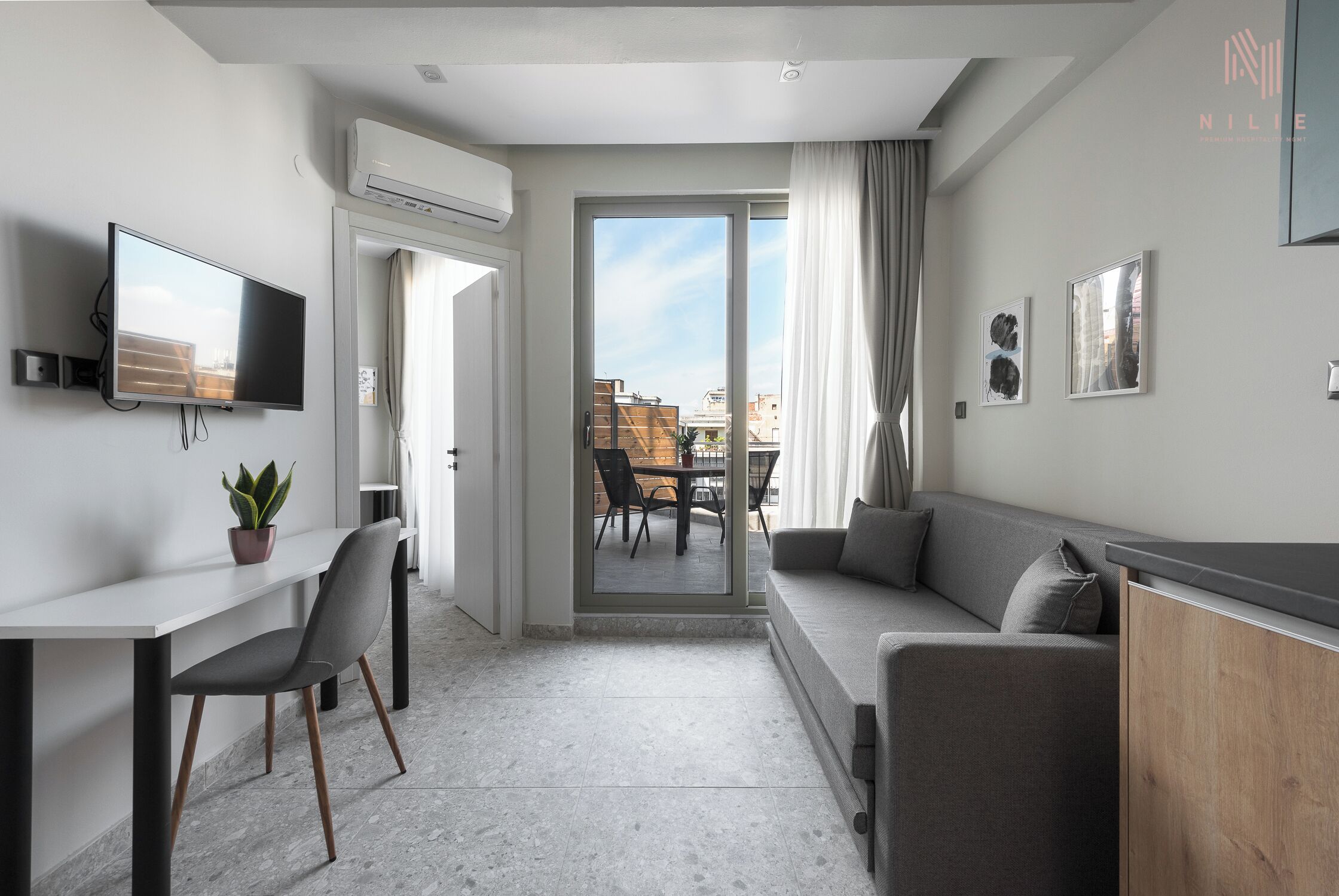 Appartamento, 1 camera da letto, balcone, vista città | Area soggiorno | Smart TV 42 pollici con canali digitali