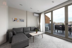 Appartamento Superior, 1 camera da letto, balcone, vista città | Area soggiorno | Smart TV 42 pollici con canali digitali